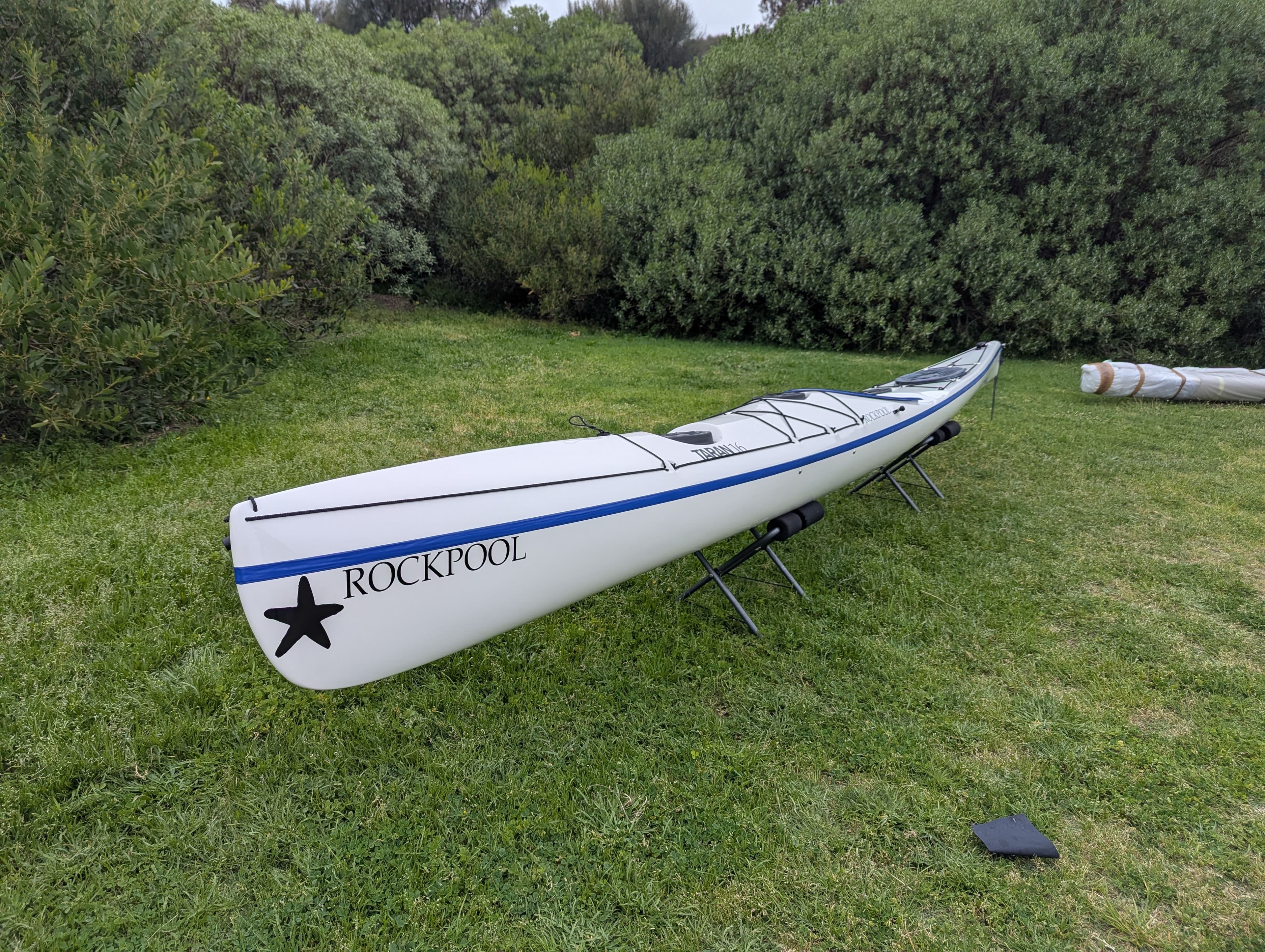 A white and blue Taran 16